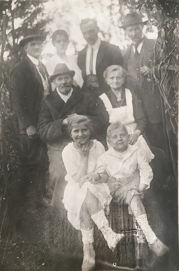 Familie mit 8 Personen in einem Garten