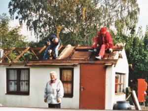 Männer reisen Dach der Laube ab