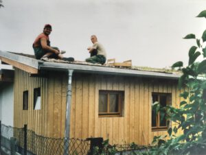 Männer arbeite auf dem Dach des Vereinshauses